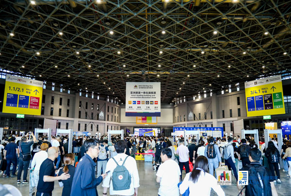 R+T Asia 2024_Visitors in the Entrance to the NECC Shanghai