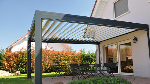 high-quality outdoor pergola with horizontal louvers